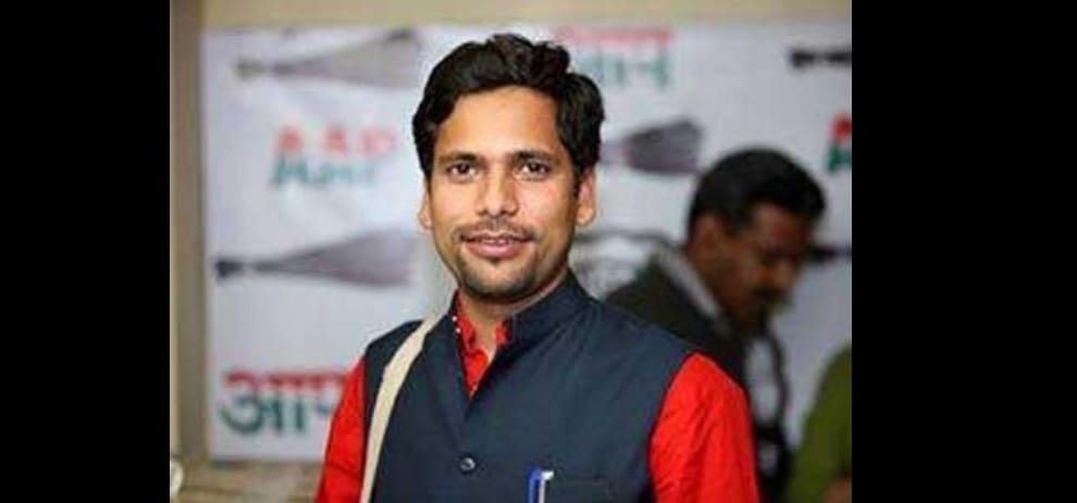 aap mla sanjeev jha breaks hunger strike against kapil mishra