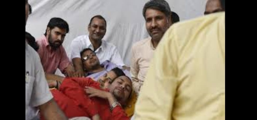 aap mla sanjeev jha breaks hunger strike against kapil mishra