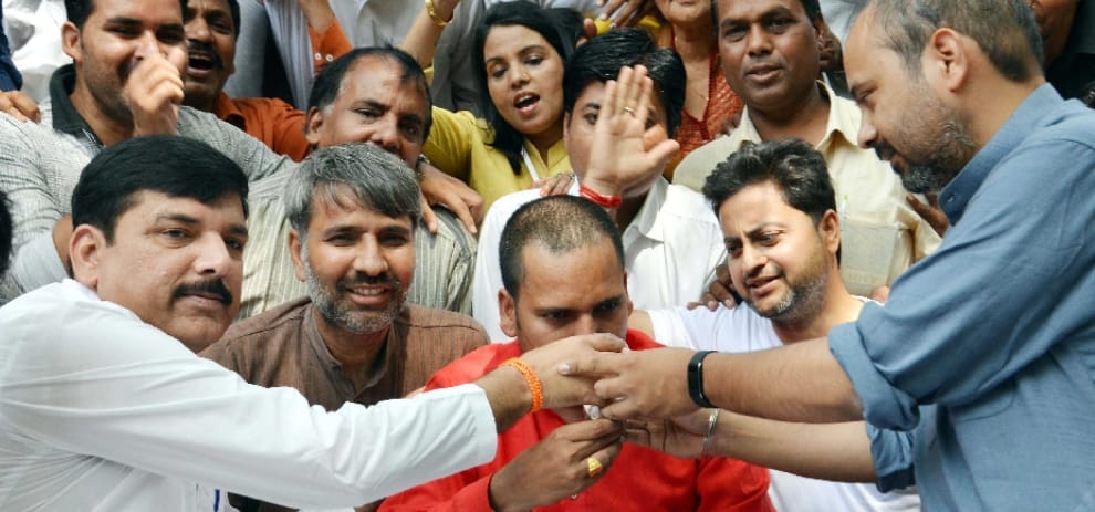 aap mla sanjeev jha breaks hunger strike against kapil mishra