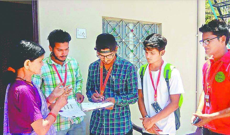 primary school pauri gives IAS and minister