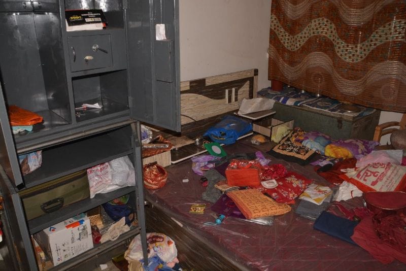 Theft breaks more than three lakhs