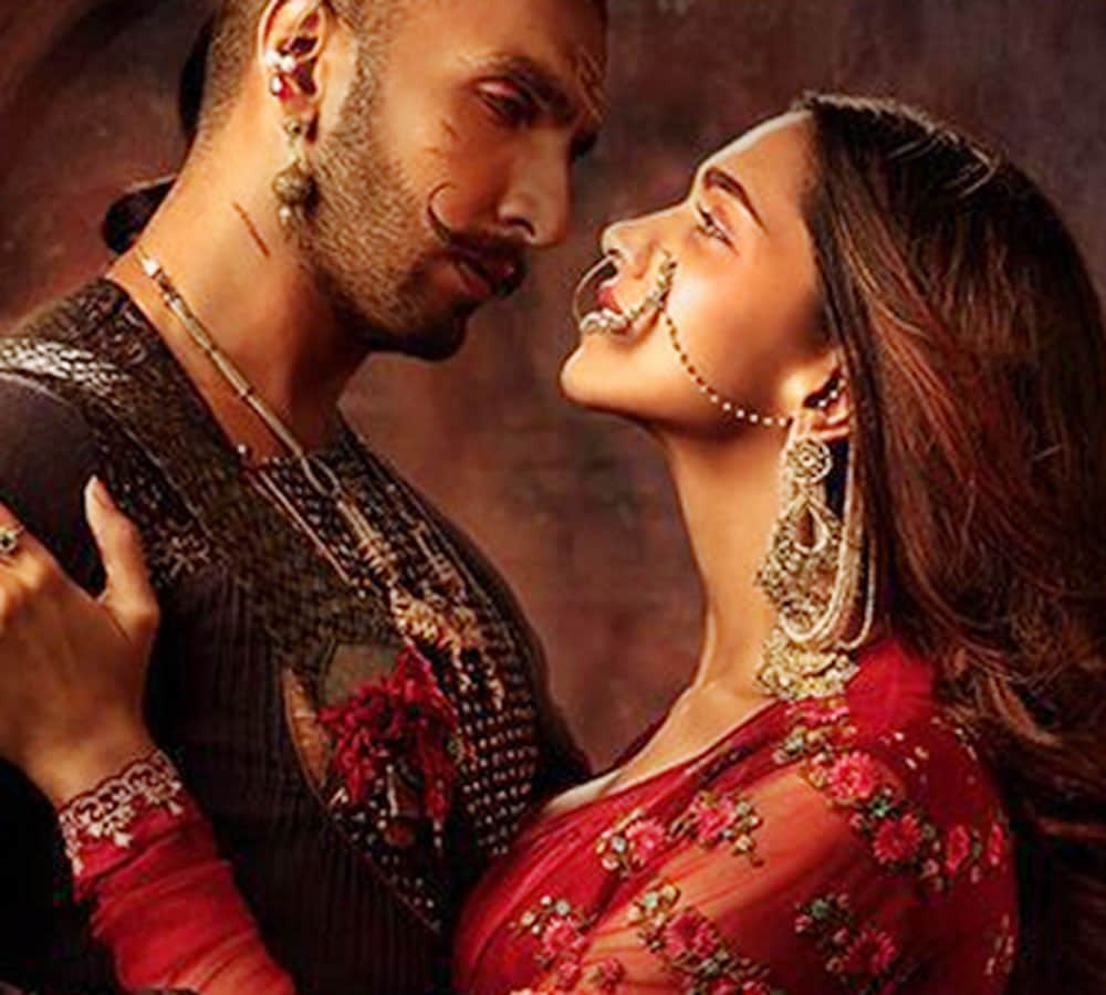 Ranveer Singh and Deepika Padukone indulging in some PDA video viral