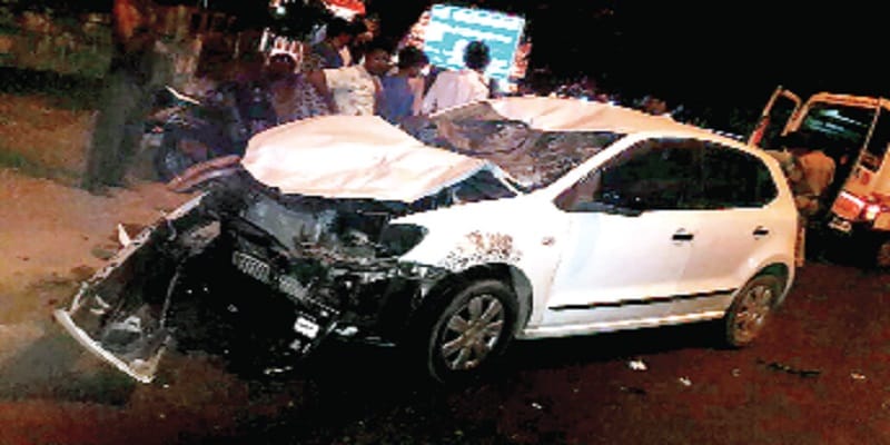 Drunk students threw six to luxury cars, wine bottles found in the car