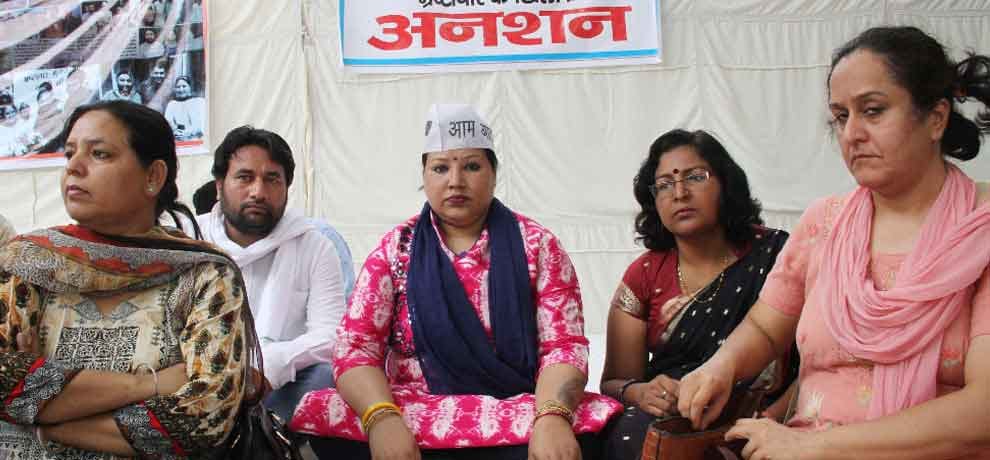women volunteer on strike against aap in delhi 