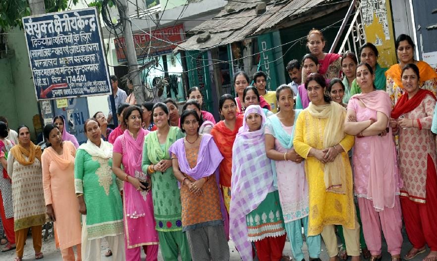 women aggitation againest wine shop