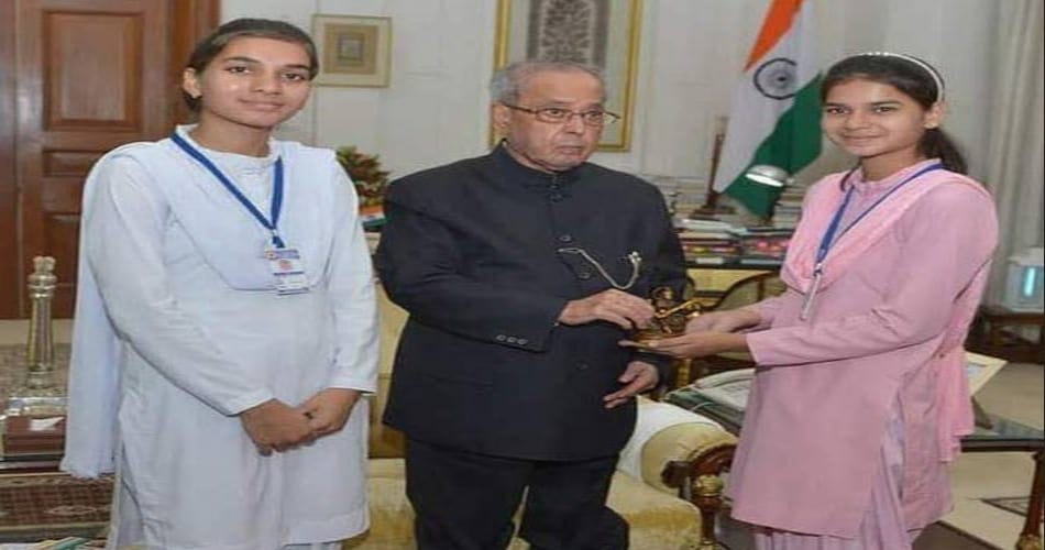 president parnab mukhrjea Awarded Singer Students In School