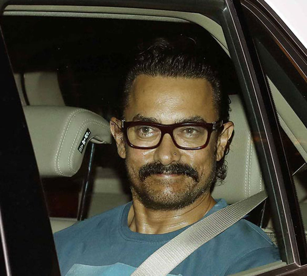 aamir khan spotted in bandra where he was wearing nose pin