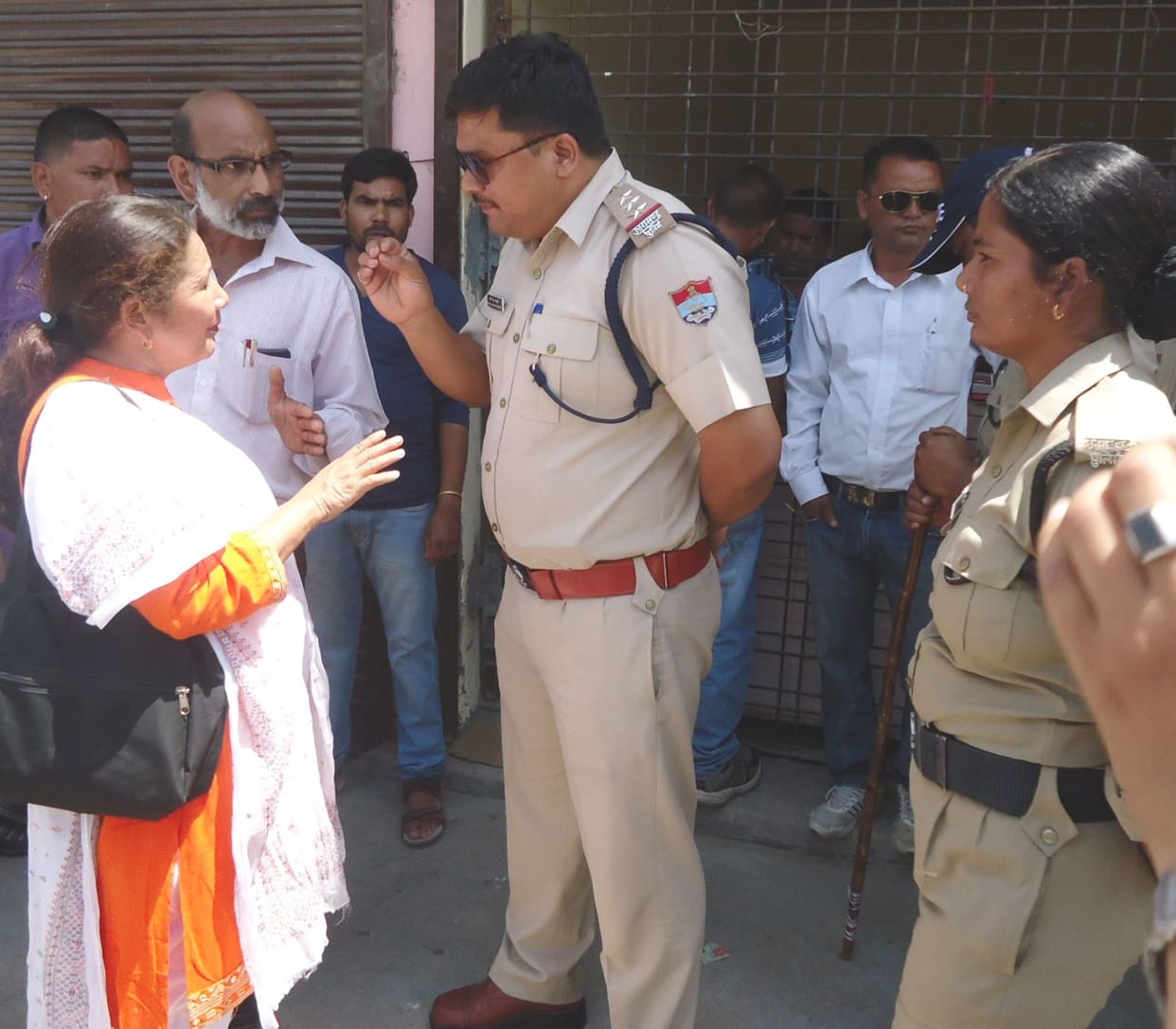 Police removes women sitting on dharna