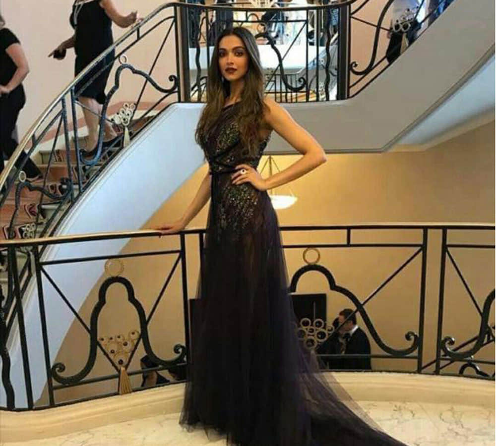 mallika sherawat looks stunning in cannes international film festival