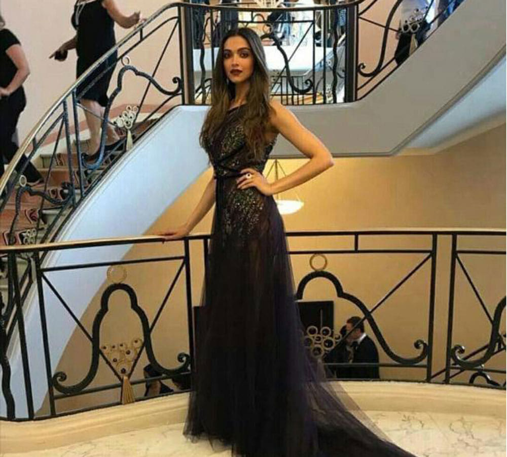 mallika sherawat looks stunning in cannes international film festival