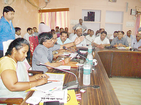 Center charges charge of cut in wheat procurement