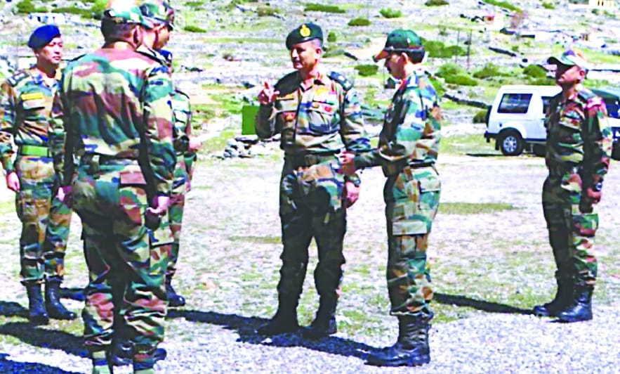 Lieutenant General Negi visits advanced posts