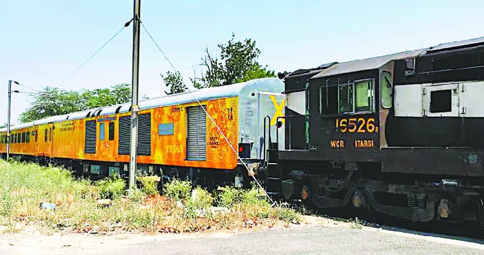 bull collided with sampark kranti express, tejas express arrived late