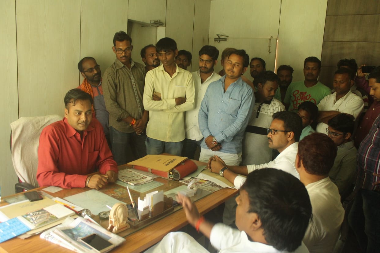  The traders surrounded the Mandi secretary