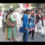 कॉलेजों आती जाती बेटियों को परेशान करते हैं मनचले