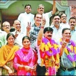नपं सरकाघाट के नवनियुक्त अध्यक्ष एवं उपाध्यक्ष समर्थकों के साथ।