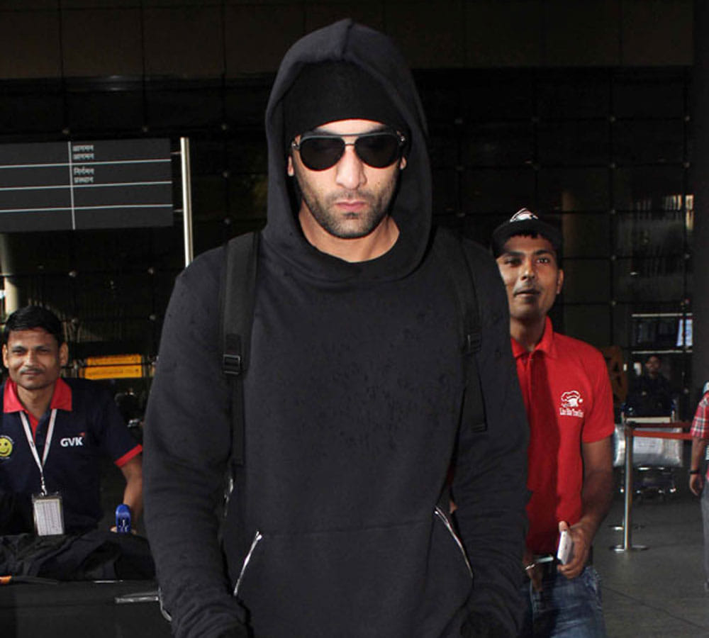 Ranbir Kapoor bullies a photographer at the airport