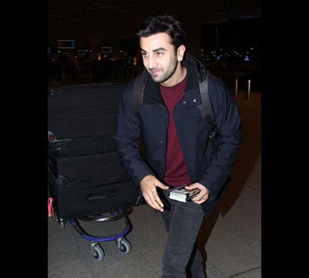 Ranbir Kapoor bullies a photographer at the airport