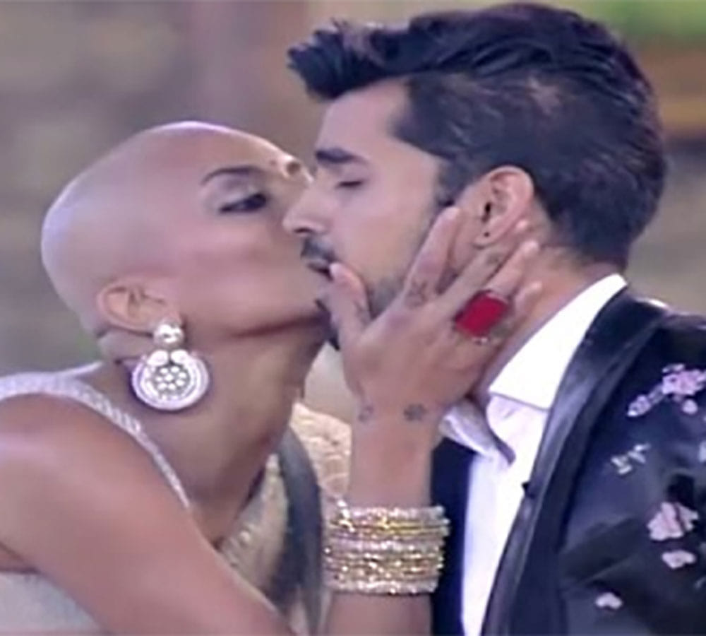 Bigg Boss Contestant Diandra Soares Gets Intimate With Co-Star Mahi Sharma 