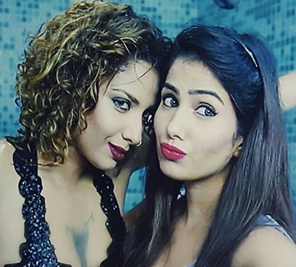 Bigg Boss Contestant Diandra Soares Gets Intimate With Co-Star Mahi Sharma 
