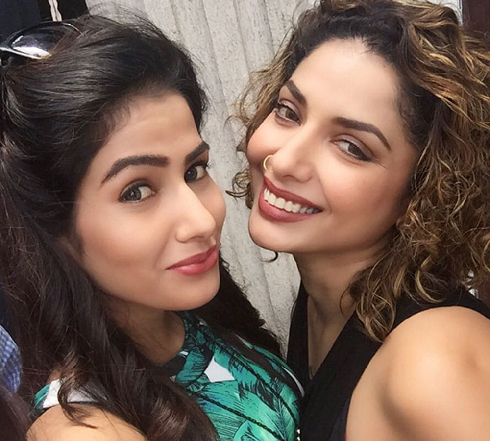 Bigg Boss Contestant Diandra Soares Gets Intimate With Co-Star Mahi Sharma 