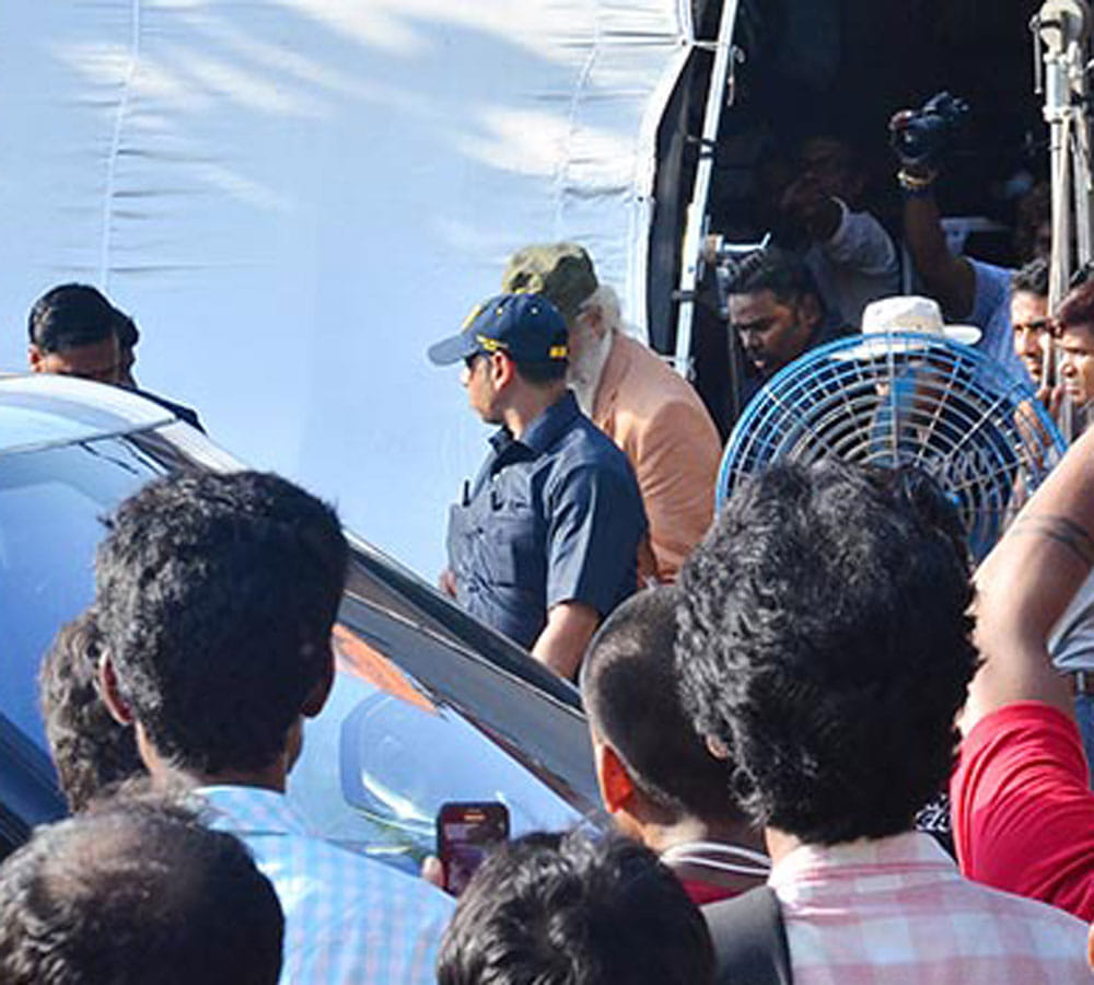Amitabh Bachchan steps out to shoot for 102 Not Out photos viral