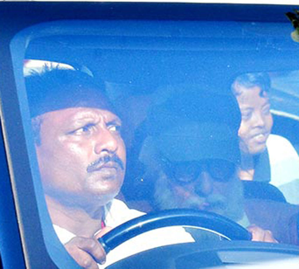 Amitabh Bachchan steps out to shoot for 102 Not Out photos viral