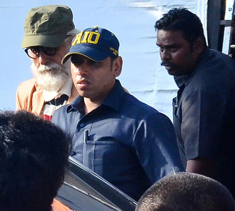 Amitabh Bachchan steps out to shoot for 102 Not Out photos viral