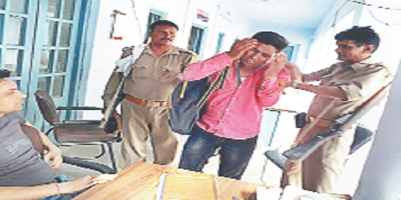 Anti-Romeo campaign khaki blows, manchale threatens police in police station