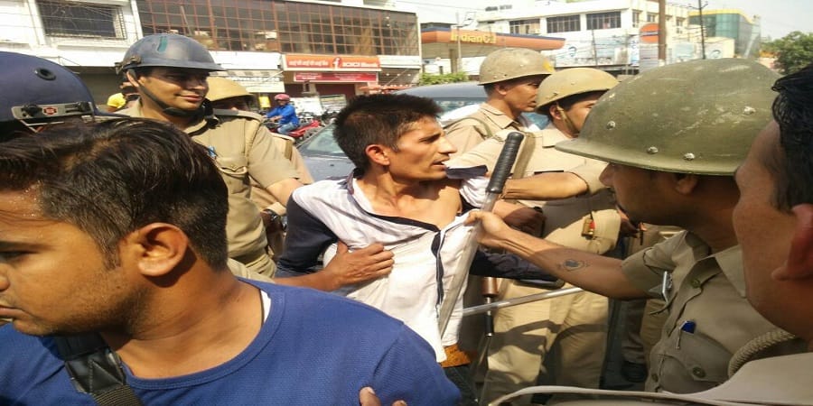 Accident in Meerut, situation is uncontrollable,demolition of vehicles, try the arson