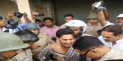Accident in Meerut, situation is uncontrollable,demolition of vehicles, try the arson