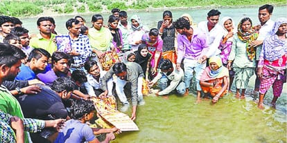 Saharanpur: Buddhists, adopted by Dalits of three villages, statues of gods immersed in the canal