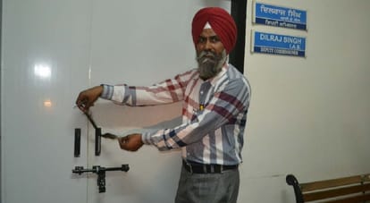 Beard cut protest in moga dc office