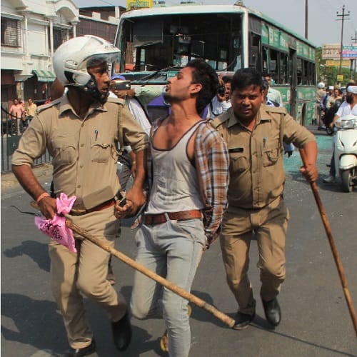 At the death of the son of a cloth merchant in Meerut, innova lit in front of police, view Photos