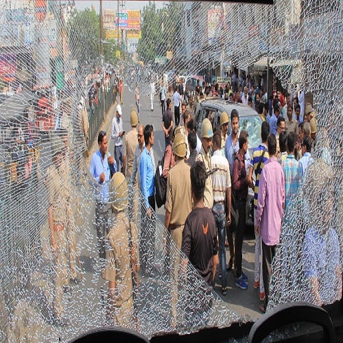 At the death of the son of a cloth merchant in Meerut, innova lit in front of police, view Photos