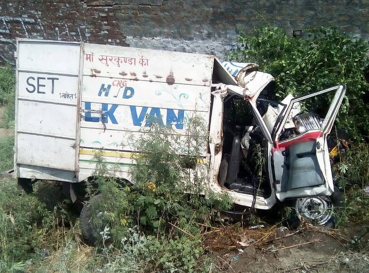 Uncontrolled jeep fell into pit.