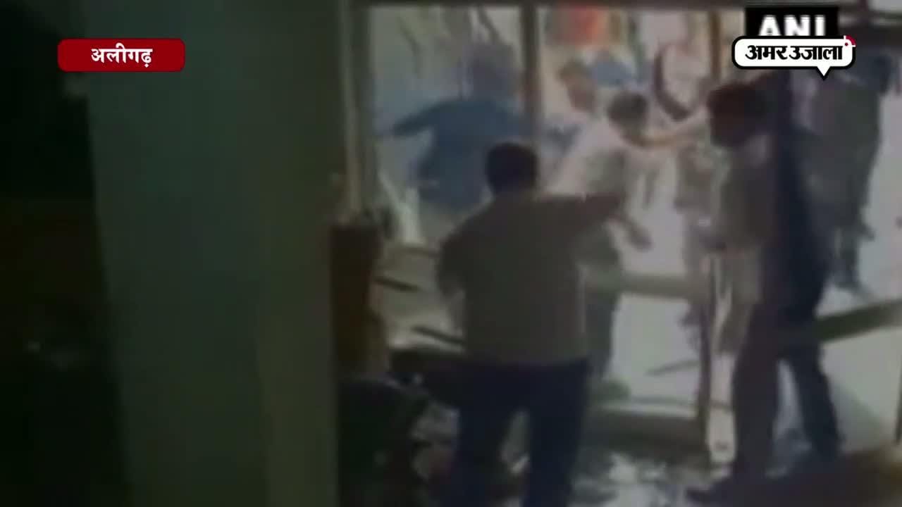 अलीगढ़ ब्रोकर्स की पिटाई 