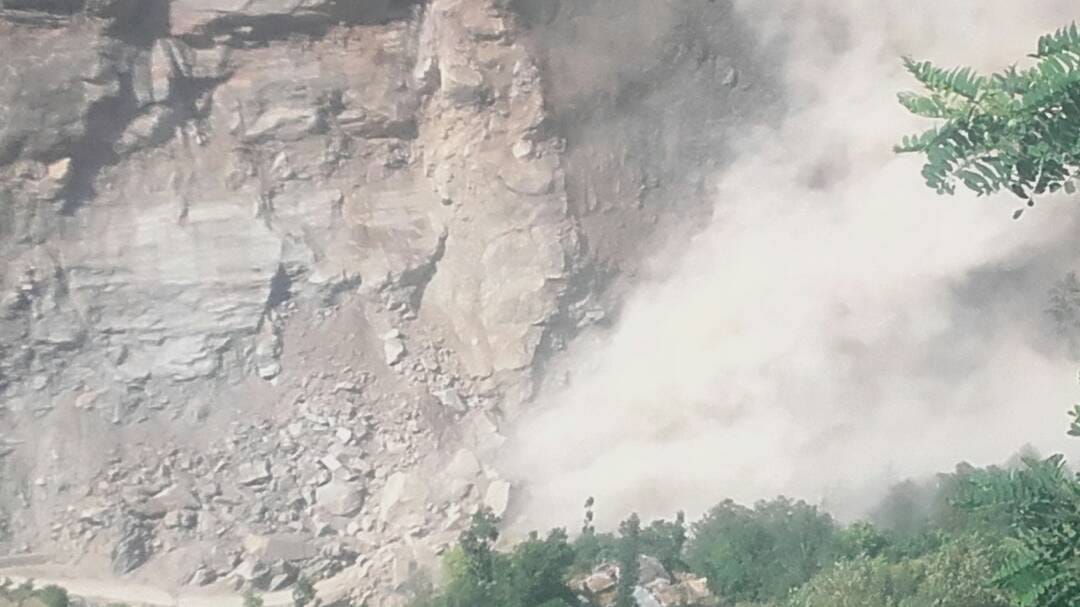 rock breaks on badrinath highway 