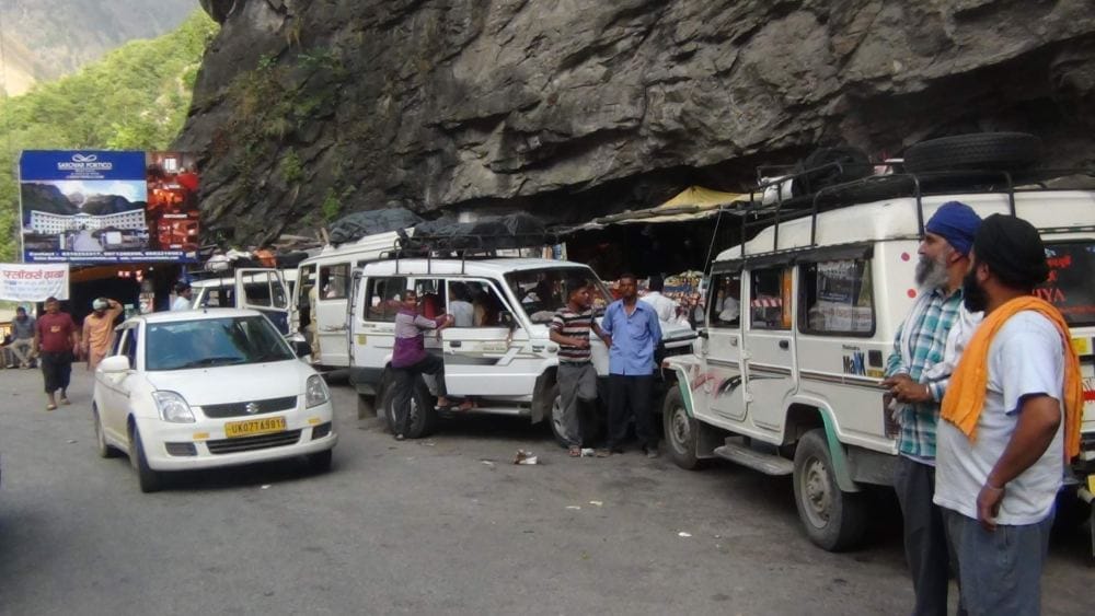 photos of  stucked  pilgrims on Badrinath highway