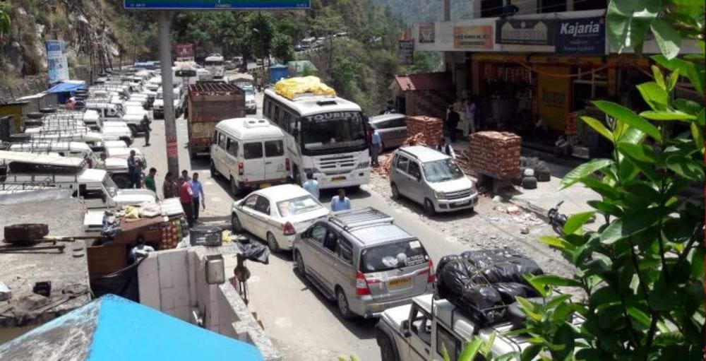 photos of  stucked  pilgrims on Badrinath highway