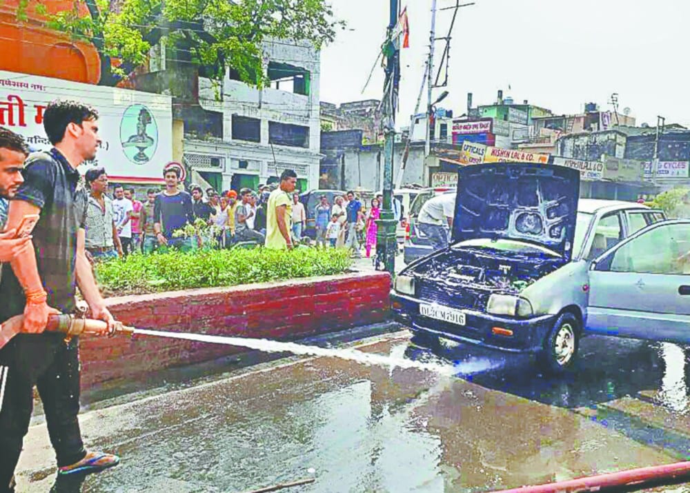car in fire in darshan lal chowk dehradun