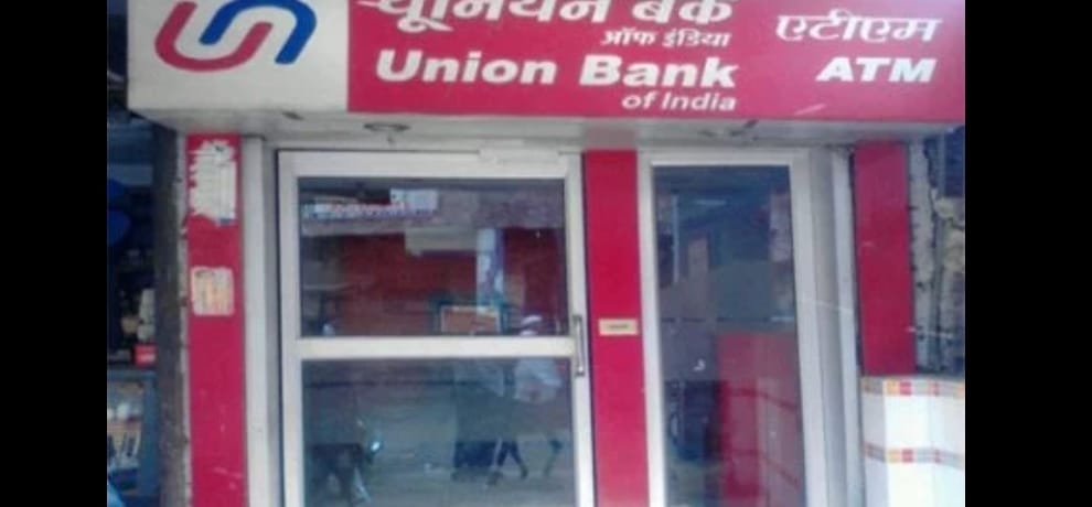 19 lakh  robbery from ATM cash van in rohini area of delhi 