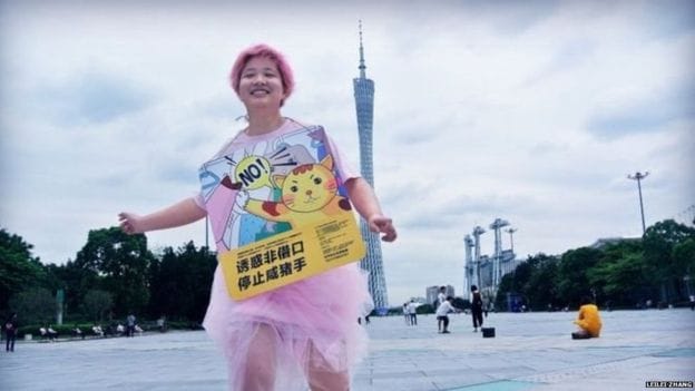 China- This woman made herself advertising against tampering!