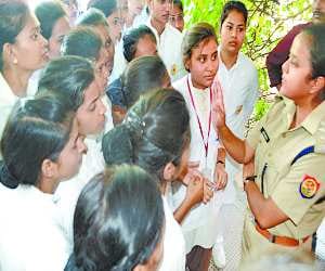 Anger of female students blown away from vermilion