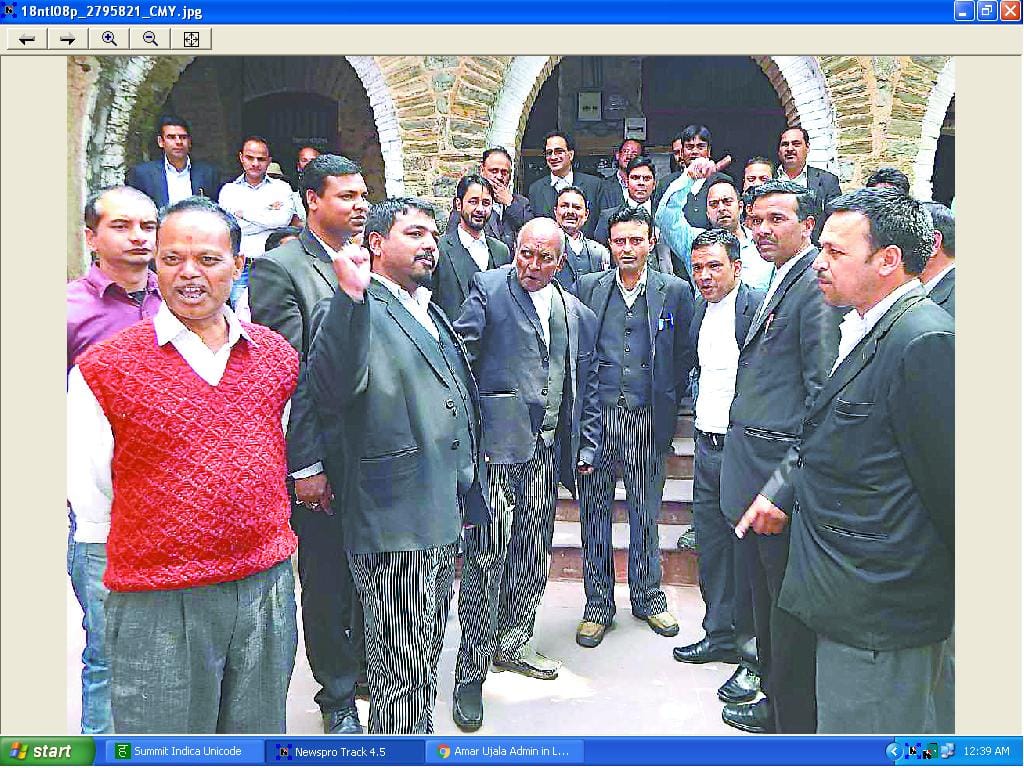 अधिवक्ताओं ने प्रदर्शन किया