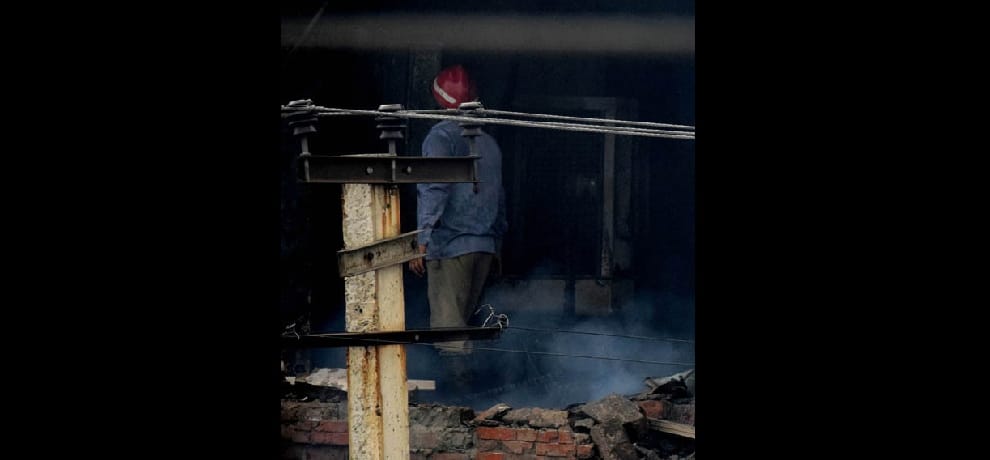 fire brokes out at furniture showroom in gurugram