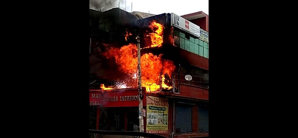 fire brokes out at furniture showroom in gurugram