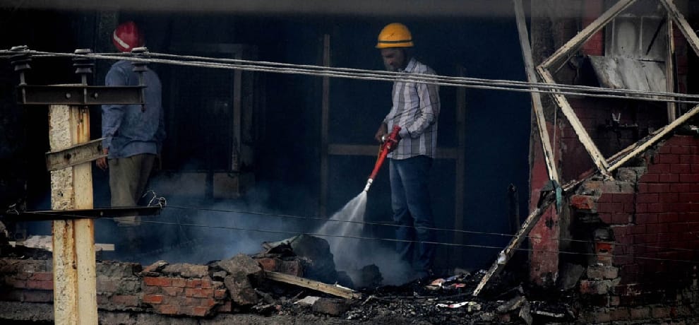 fire brokes out at furniture showroom in gurugram