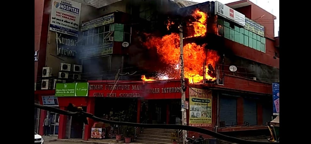 fire brokes out at furniture showroom in gurugram
