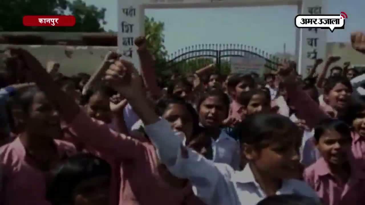 भूख हड़ताल पर छात्राएं